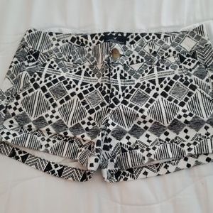 Pattern woven shorts